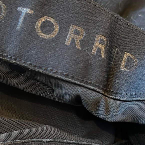 NWOT Torrid Bombshell Skinny Jeans - black  “feel the fit” Sz Torrid 26R - Picture 12 of 12